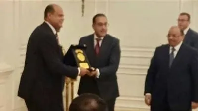 رئيس الوزراء يكرم محافظ مرسى مطروح السابق على مجهوداته 
