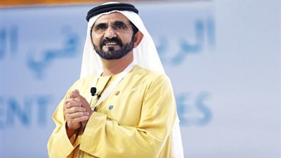 محمد بن راشد يستعرض مع فريق عمله جلسة العصف الذهني