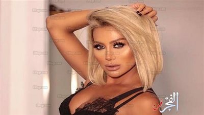 مايا دياب تثير الدهشة بإطلالة النظارة في افتتاح 