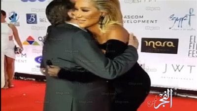 عادل إمام يحضن مايا دياب.. وترد بتقبيل يده في افتتاح 