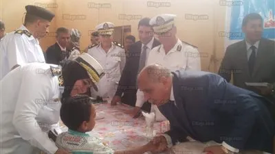 مدير أمن الجيزة يقدم مساعدات مالية ومواد غذائية لأهالي الواحات (فيديو)