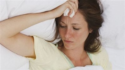 تعرفي على أسباب التعرق أثناء النوم والجو بارد
