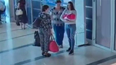 في أحد المطارات.. كاميرا مراقبة ترصد روسية تبيع 