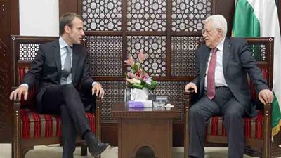 ماكرون لعباس: لا حل إلا حل الدولتين