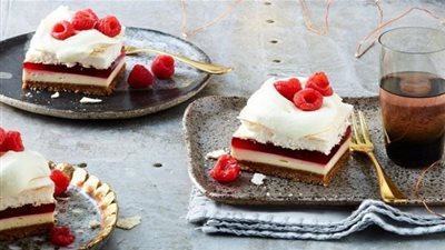 طريقة تحضير طبقات الجيلي الملون بالبسكويت والكريمة