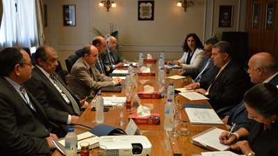 وزير قطاع الأعمال يبحث مع وزيري الصناعة والزراعة تطوير صناعة الغزل والنسيج