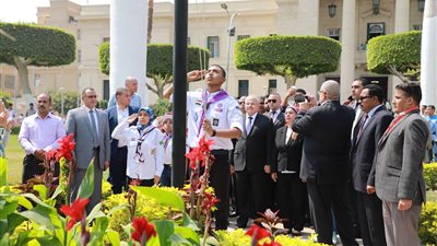 بالسيلفي والبلالين وتوزيع الأقلام.. كيف استقبلت المدارس والجامعات الطلاب في أول يوم دراسة؟