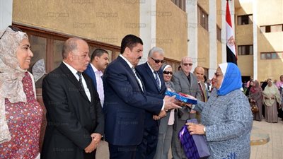 محافظ القليوبية يتابع انتظام أول يوم دراسي.. ويقبل رأس نجله أحد الشهداء ببنها (فيديو وصور)