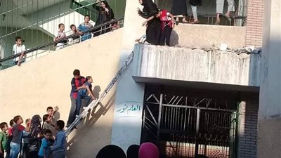 أولياء الأمور يتسابقون في دخول أبنائهم للفصول لحجز 