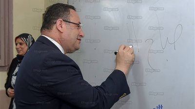 محافظ الإسكندرية مهنئًا الطلاب على السبورة: عام دراسي سعيد (صور)