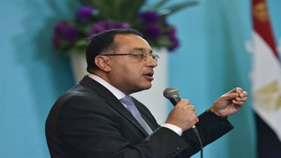 رئيس الوزراء يمتحن طلاب الروضة بأسيوط  في جدول الضرب 