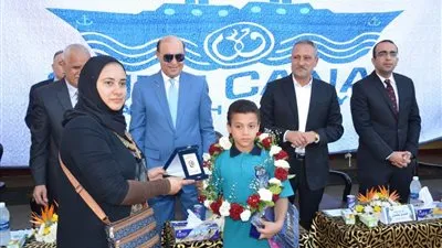 رئيس هيئة قناة السويس يكرم أبناء الشهداء بمدارس الإسماعيلية 