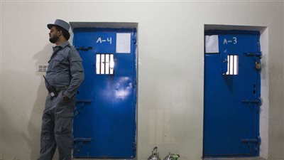 سجين من طالبان يقتل حارسه أثناء أدائه الصلاة