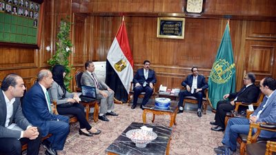 محافظ القليوبية يبحث مع جهاز مشروعات الخدمة الوطنية إنشاء المستشفى الجامعي (صور)