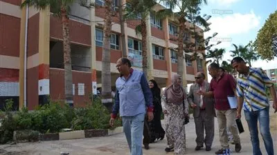 رئيس مدينة بلطيم يطمئن على انتظام الدراسة ويوزع الكتب على الطلاب (صور)