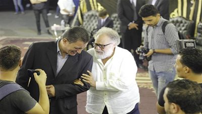 لبلبة والفخراني وجلال الشرقاوي يؤدون واجب العزاء في سمير خفاجة بمسجد عمر مكرم (صور)