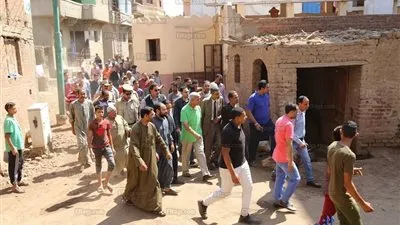 محافظ المنوفية يقوم بجولة تفقدية لقرية كفر الشرفا سيرًا على الأقدام (صور)