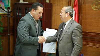 محافظ كفر الشيخ يستقبل وكيل الصحة الجديد ويطالبه بتوزيع الأطباء (صور)