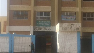 أولياء أمور مدرسة الخليفة المأمون بالسويس غاضبون: دراسة أولادنا ٣ أيام في الأسبوع فقط