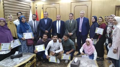 رئيس جامعة بني سويف يُكرم الطلاب الذين قاموا بتجميل أكشاك الكهرباء شرق النيل