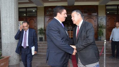 رئيس جامعة بني سويف يكرم محافظ القليوبية ويهديه درع الجامعة تقديرًا لمجهوداته (صور) 