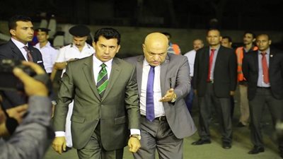 وصول وزير الشباب والرياضة عزاء الراحل عادل هيكل (صور)
