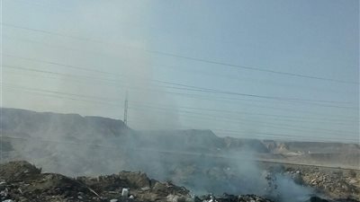 حرق القمامة أمام قرية كناري بيتش تسبب شبورة أدخنة بطريق 