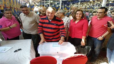 بالصور.. الخطيب يدلي بصوته على لائحة النظام الأساسي الجديدة بالأهلي