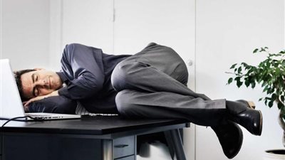 النوم أثناء العمل يساعد على تجديد نشاط الموظف وزيادة إنتاجيته