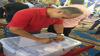 محمد مرجان يوقع في كشوف الحاضرين ويدلي بصوته على لائحة الأهلي