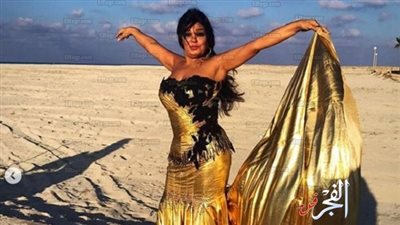 في إطلالة شبابية.. فيفي عبده تستعرض رشاقتها بفستان مثير (صور)