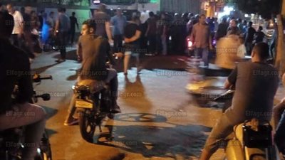 أهالي الخياطة يقطعون الطريق اعتراضًا على مرور سيارات النقل المحملة بالملح (صور)