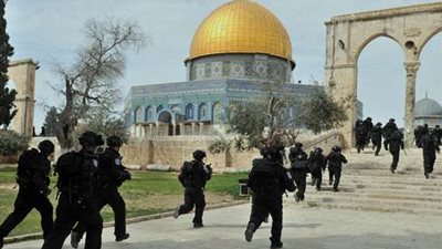 مستوطنون يقتحمون المسجد الأقصى وسط حراسة قوات الاحتلال