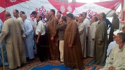 في عزاء والدة 