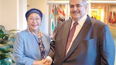 وزير الخارجية البحريني يواصل اجتماعاته مع مسئولي جمعيات الصليب والهلال الأحمر  