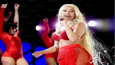 أول ظهور غنائي لكاردي بي Cardi B بعد إلقائها حذائها بوجه نيكي ميناج (فيديو)