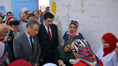 خلال افتتاح مبادرة الرئيس.. العاملون بالمركز الطبي يستقبلون محافظ القليوبية بـ