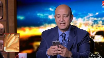 عمرو أديب يوجه رسالة لمسؤولي مخابز 