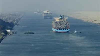 عبور 60 سفينة لقناة السويس بحمولة 3.4 ملايين طن