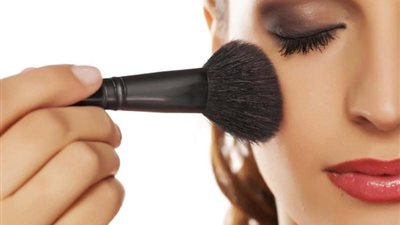 الطريقة الصحيحة لتطبيق بودرة الخدود 