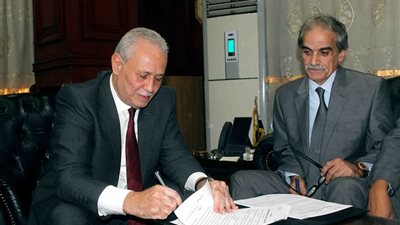 لحظة توقيع الأقصر على  إقامة أكبر مستودع للمنتجات البترولية بالمحافظة 