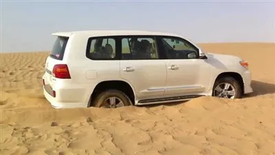 شاهد.. أسرع طريقة لإخراج سيارة عالقة بالرمال