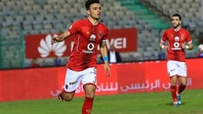 صلاح محسن يؤدي جلسة علاج طبيعي في الجيم