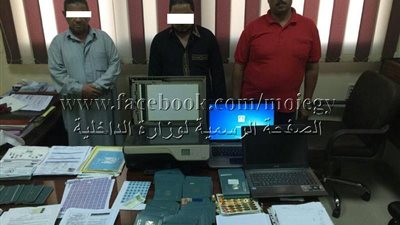 الإدارة العامة لمباحث الأموال العامة تضبط ثلاثة بالدقهلية لتزويرهم المحررات والنصب على الشباب بدعوى تسفيرهم 