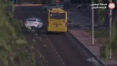 سائق متهور كاد يصطدم بحافلة مدرسية في أبوظبي