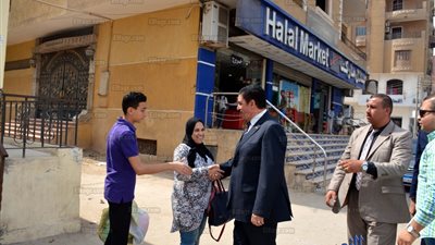 محافظ القليوبية يوقف موكبه ليشكر أسرة تلقي القمامة في سلة المهملات (فيديو وصور) 