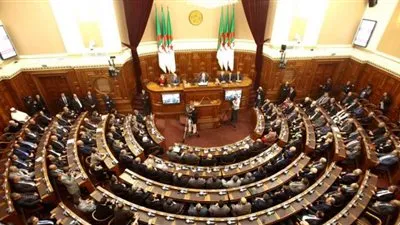 الجزائر: جبهة التحرير الوطني تطالب باستقالة رئيس الغرفة الثانية بالبرلمان