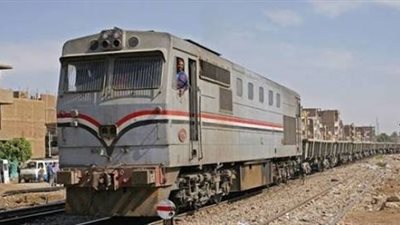 إصابة شاب سقط من قطار في قنا