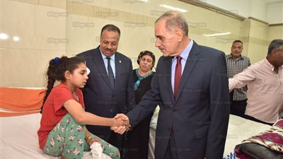 محافظ أسيوط يزور طالبة تعرضت للضرب من أحد المعلمين بمستشفى أسيوط الجامعي ويقرر وقف المعلم عن العمل (صور)