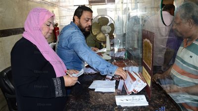 محافظ بورسعيد يتابع أعمال توزيع كروت صرف المنطقة الحرة (صور)